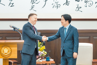 賴清德總統(右)17日在府內接見美國前白宮副國安顧問博明(左)訪問團,博明肯定賴宣示要讓台灣國防預算達到GDP3%以上的作法。(總統府提供) image