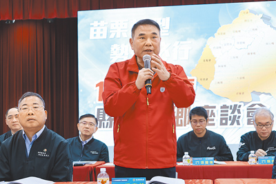 苗栗縣長鍾東錦(站立者)17日在通霄鎮下鄉座談會中,形容大罷免就像是原子彈,不能亂用。(謝明俊攝) image