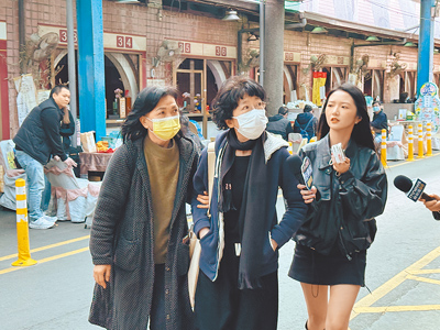 柯文哲妻子陳佩琪(中)17日下午來到新竹市立殯儀館,面對媒體發問,陳佩琪未發一語。(陳育賢攝) image