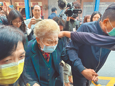 柯文哲父親柯承發17日上午病逝,柯媽何瑞英(中)強忍悲傷,在親友的攙扶下到新竹市立殯儀館為先生助念。(陳育賢攝) image