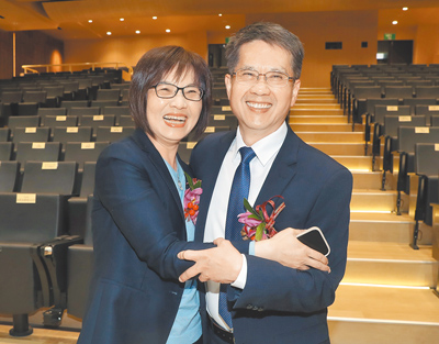 台北地方法院17日舉行院長交接典禮,新院長何信慶(右)表示,他將與北院人員攜手,使北院不僅是法律的殿堂,更是人民信賴的守護者。典禮後司法院副祕書長王梅英(左)與何信慶擁抱鼓勵。(陳君瑋攝) image