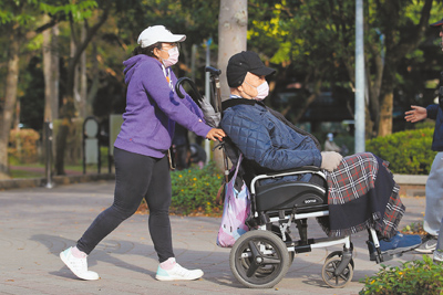 立法院日前三讀通過《就業服務法》,放寬被看護者80歲以上即可申請移工,民眾致電勞動部詢問,才發現配套措施未上路仍無法受理。(本報資料照片) image