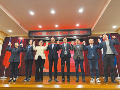 國民黨桃園市黨部20日新春團拜,國民黨6位立委都到場,黨主席朱立倫(左四起)、桃園市長張善政都嚴詞痛批大罷免。(蔡依珍攝) image