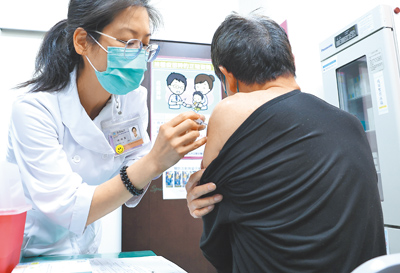 公費流感疫苗用罄,衛福部增購10萬劑20日開打,台北市聯合醫院附設信義門診部,一早民眾排隊等待施打疫苗。(陳俊吉攝) image