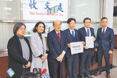立法院民進黨團總召柯建銘一行人,20日到憲法法庭受理案件處遞送釋憲聲請書。(杜宜諳攝) image