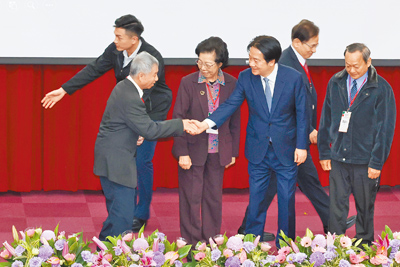 賴清德總統(前右二)21日出席「健保30周年永續研討會」開幕式,與前衛生署長楊志良(前左)、張博雅(前左二)、葉金川(右)等人握手致意。(鄧博仁攝) image