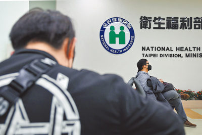民間監督健保聯盟發言人滕西華批評,台灣健保「缺乏病人觀點」,尤其在藥品、醫療、健保給付決策過程中,病團意見未被重視。(鄧博仁攝) image