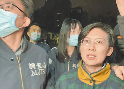 民進黨立委林岱樺21日凌晨被移送到高雄地檢署時,痛批檢調沒有證據,對她強行拘留及偵訊。(郭良傑攝) image