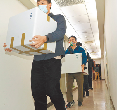 民進黨高雄立委林岱樺被檢舉涉嫌詐領助理費,檢調搜索林岱樺國會辦公室帶走證物。(本報資料照片) image