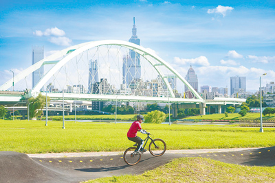 位在台北市內湖彩虹河濱公園的輪狀車練習場,是全台最大的輪狀車練習場。不過有議員質疑,場地能使用的載具相當多且速度不一,且常有一般民眾不慎闖入賽道導致碰撞,儼然成為安全隱憂。(北市水利處提供/丁上程台北傳真) image