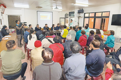 民進黨立委陳俊宇21日在羅東鎮舉行羅東都市計畫變更進度說明會,不少民眾參加、關注此案發展。(李忠一攝) image