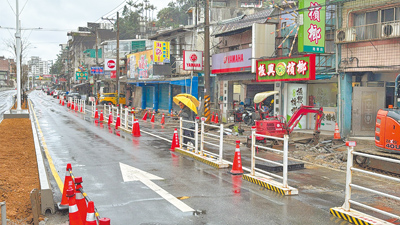 為改善南榮路人行環境,基隆市政府持續進行南榮路兩側施工,不過因工期拖太長、標線混亂,夜間時易生危險,當地民眾抱怨連連。(徐佑昇攝) image