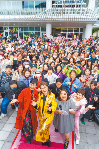 楊麗花(左二)22日會粉絲,陳亞蘭(左起)、主持人鍾欣凌、紀麗如陪同。(吳松翰攝) 楊麗花(左二)22日會粉絲,陳亞蘭(左起)、主持人鍾欣凌、紀麗如陪同。(吳松翰攝)