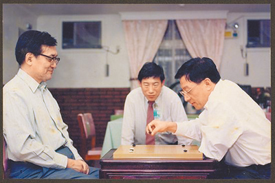 圖為1995年前清大校長沈君山(左)與曹興誠(右)對弈照片。(摘自國立清華大學圖書館臉書/王惠慧新竹傳真) image
