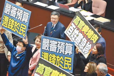 行政院長卓榮泰(中上)25日赴立法院施政報告,國民黨立委手持「嚴審預算,還錢於民」等標語,並高喊「謊言政府,詐騙治國」抗議。(姚志平攝) image