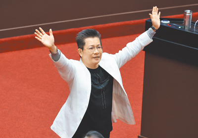 立委吳春城在25日總質詢中澄清「壯世代」爭議,並當場請辭立委一職,揮手致意。(姚志平攝) image