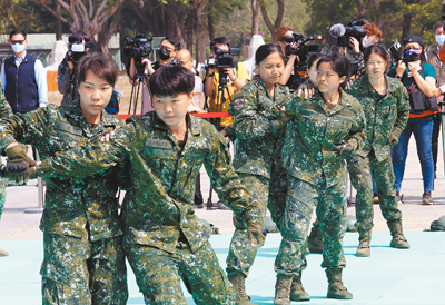 國防部25日表示,女性義務役現階段無相關規畫,但會納入研議。圖為女性士官兵參與演練綜合格鬥。(本報資料照片) image