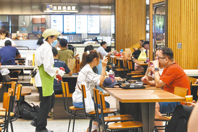 4月電價面臨調漲壓力,台經院院長張建一25日表示,這勢必衝擊到民生服務業,尤其與民眾息息相關的外食費調漲最有感。圖為民眾在美食街用餐。(本報資料照片) image