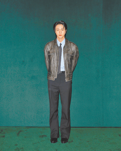 BTS JIN一下禮車立刻引起媒體追逐,與優雅在側的賓客成強烈對比。(GUCCI提供) BTS JIN一下禮車立刻引起媒體追逐,與優雅在側的賓客成強烈對比。(GUCCI提供)