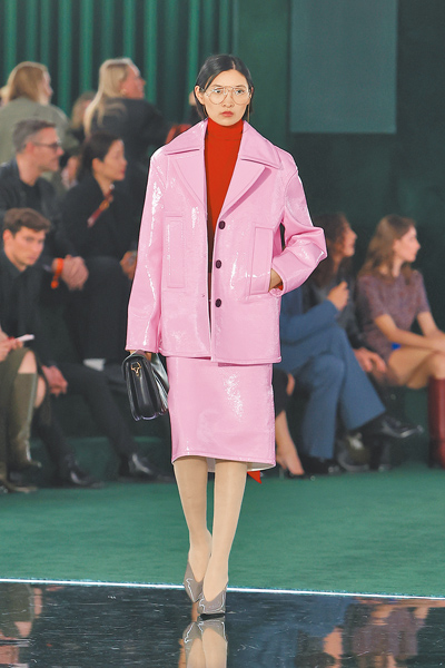 GUCCI 2025秋冬系列的服裝輪廓從1960年代橫跨至今。(GUCCI提供) GUCCI 2025秋冬系列的服裝輪廓從1960年代橫跨至今。(GUCCI提供)