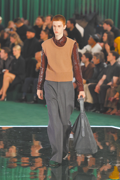 GUCCI 2025秋冬系列有極繁和極簡的造型。(GUCCI提供) GUCCI 2025秋冬系列有極繁和極簡的造型。(GUCCI提供)