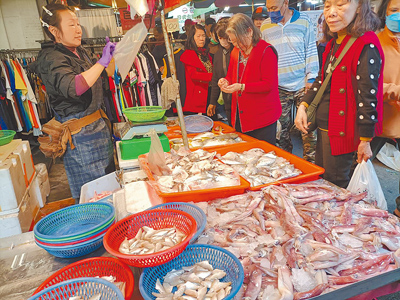 魚價「漲」聲不斷,專家表示可透過推廣「地產地銷」觀念,鼓勵消費者多選擇本土捕撈與養殖魚種。
。(陳淑娥攝) image