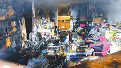 台中市南區1日發生公寓住宅火警,因屋內堆滿雜物,火勢蔓延迅速,住在1樓的林姓父女疑遭嗆傷暈倒,送醫搶救後均不治。(民眾提供/李京昇台中傳真) image