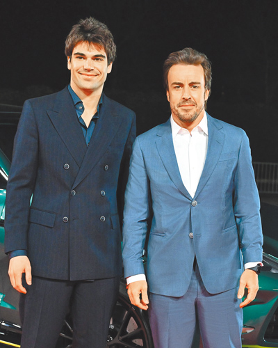 Aston Martin車隊車手Fernando Alonso與Lance Stroll身穿BOSS訂製西裝,帥氣亮相F1 75周年盛典。(BOSS提供) image