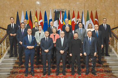 英國首相施凱爾(前排中)2日在倫敦主持歐洲領導人峰會,討論烏克蘭問題。前排從左至右依次為芬蘭總統史塔布、法國總統馬克宏、施凱爾、烏克蘭總統澤倫斯基和波蘭總理圖斯克。
(美聯社) image