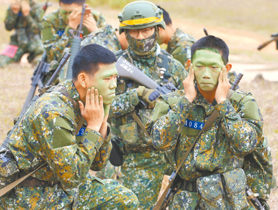 立法院國民黨團3日呼籲政府優先改善官兵待遇,吸引年輕人從軍。圖為義務役入伍訓練期末鑑測。(本報資料照片) image