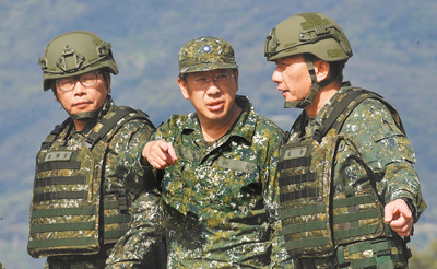 國防部長顧立雄(中)去年底指示研議提高志願役官兵加給,全案已報請行政院審議中。(本報資料照片) image