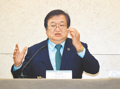 衛福部長邱泰源上周突襲視察雙北5家醫院,挨轟作秀。邱泰源3日回應並非突襲,而是「抱著學習的心」,但又自稱「40年醫界老兵」,前後話語矛盾。(劉宗龍攝) image