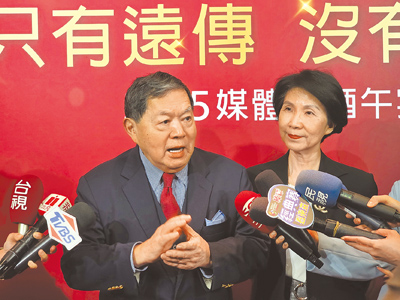 遠傳電信合併亞太周年交出亮眼成績,董事長徐旭東(左)喊出5G滲透率50%的年度目標,持續挑戰營運高峰。右為總經理井琪。(黃琮淵攝) image
