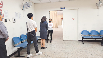 台南市林姓國中生疑毒藥物猝死命案,高姓校長3日前往殯儀館向林生的母親致意,但家屬並不領情。(程炳璋攝) image