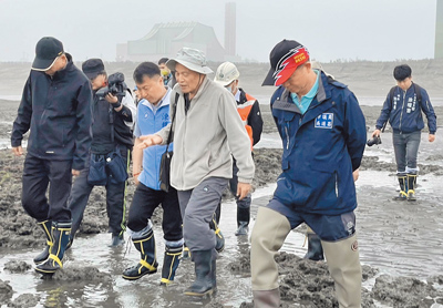 中油第3座液化天然氣接收站預計本月試運轉供氣大潭電廠,藻礁公投推動聯盟3日實地勘查大潭藻礁,並召開藻礁生態保育策進協調會,痛批三接工程嚴重破壞藻礁生態。(潘忠政提供/呂筱蟬桃園傳真) image