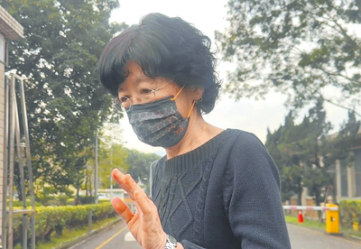 民眾黨前主席柯文哲父親柯承發日前病逝,台北地院裁定暫時解除柯文哲禁見,柯妻陳佩琪3日上午現身台北看守所探視柯文哲,還帶了酸痛貼布想給他,但不符規定被北所拒收。(柯毓庭攝) image