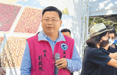 南投縣魚池鄉長劉啟帆遭檢舉涉嫌派人將家族飯店所產生的垃圾載運至魚池鄉所公所清潔隊,訊後15萬元交保。(楊靜茹攝) image