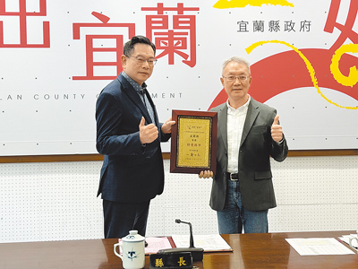 前宜蘭縣教育處長簡信斌(左)上月被告知歸建學校不再借調,隨即被派到礁溪國小擔任代理校長,卻傳出簡透過關係讓縣府喬出代理校長職務。(本報資料照片) image