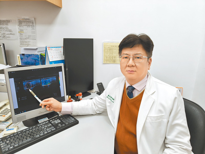 恩主公醫院乳房外科主任黃星華提醒,乳房良性腫瘤仍有轉變成惡性的機會,做好乳房自我檢查和乳房攝影篩檢,是維護乳房健康的關鍵。(恩主公醫院提供) image
