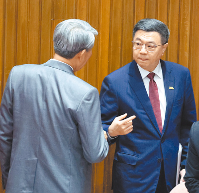台積電將對美國增加1000億美元投資受到外界關注,行政院長卓榮泰(右)與經濟部長郭智輝(左)4日在立法院交換意見。(姚志平攝) image