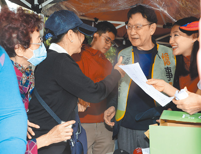 「憶事吳成」推動罷免綠委吳沛憶,昨在萬華區國光市場前設立連署站,多名藍營大咖助陣。圖為中廣前董事長趙少康(右二)向來參與連署的民眾致意。(劉宗龍攝) image
