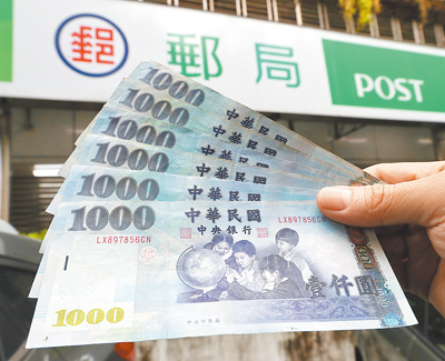 我國去年稅收超徵創歷史新高,國民黨立院黨團主張全民普發現金1萬元,並擬推動修法,將還稅於民法制化,藍委林德福4日質詢行政院長卓榮泰,若政院有對案,可提至委員會討論,卓揆回應「會朝這個方向走」。(本報資料照片) image