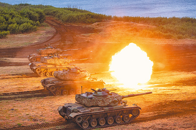 國民黨立院黨團推動「軍人待遇改革四法案」,盼提高薪資與福利,解決國軍人力不足問題。圖為M60A3戰車以強大火力實施反擊作戰。(軍聞社) image