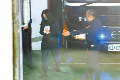 台北地方法院審理京華城案,4日提訊台北市議員應曉薇(見圖),應曉薇下車鞠躬後步入法院。(杜宜諳攝) image