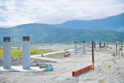 花蓮南區玉里鎮高寮大橋2022年遭0918強震震毀,現已完成基椿工程,預計明年3月完工。(花蓮縣政府提供/羅亦晽花蓮傳真) image