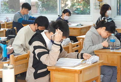 大學學測選考6科的考生比例高達42.89%,呈現逐年上升趨勢。(本報資料照片) image