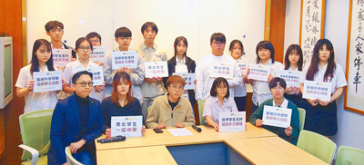 台灣一滴優教育協會、高雄學生民主聯盟、雙北高中職學生權益陣線及立委葛如鈞(前排左一)4日召開記者會,呼籲教育部全面檢視並回應台灣升學主義陰影。(范揚光攝) image