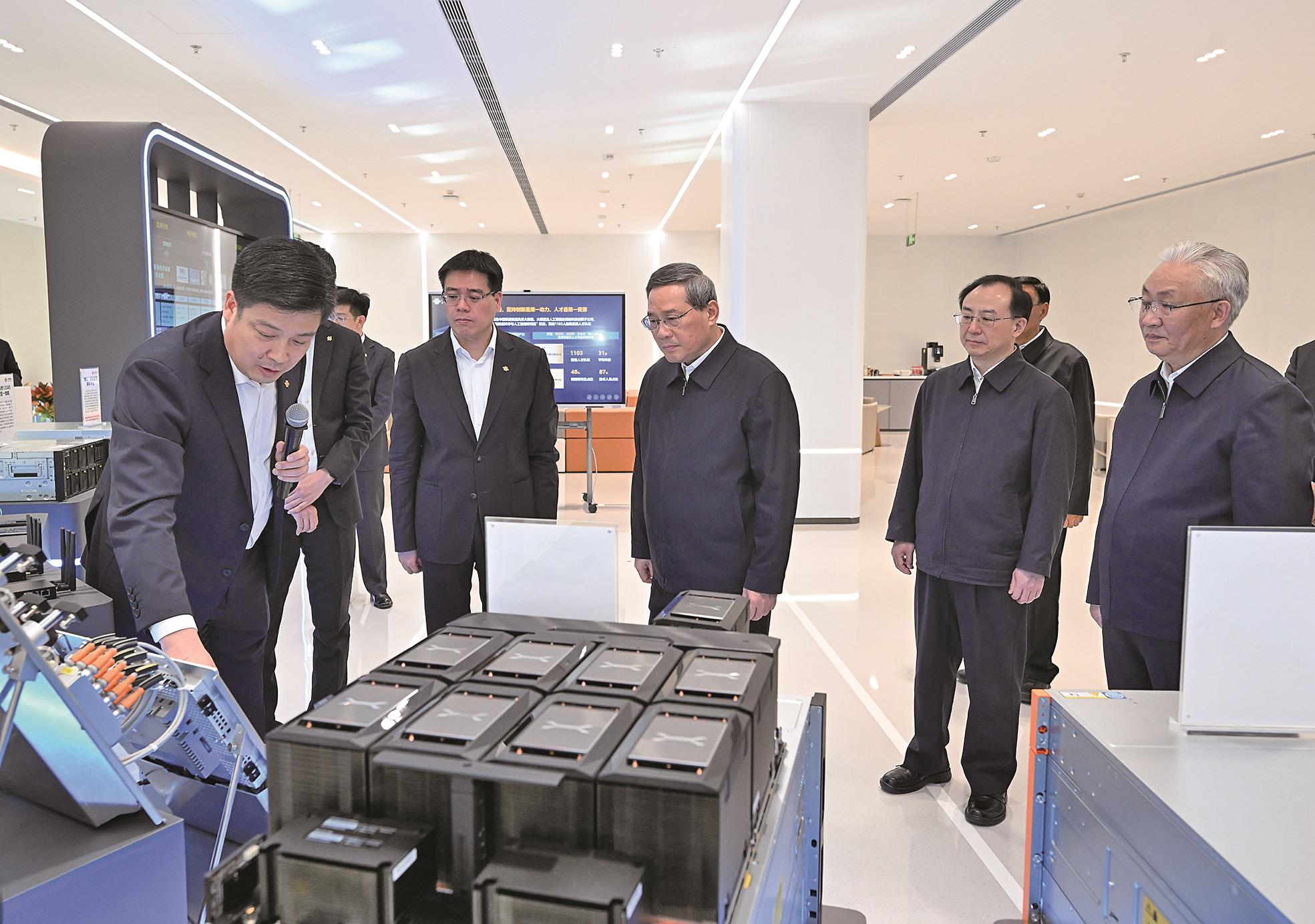 大陸總理李強近日到中國電信、中國聯通、中國移動所屬企業調研科技創新工作。李強指出, 要大力發展新一代資訊通信技術,深入推進「人工智慧+」。(新華社) image