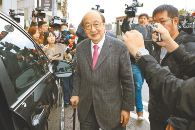 民進黨立院黨團總召柯建銘(中)槓上同黨立委王世堅、王定宇,派系內訌浮上檯面。(杜宜諳攝) image