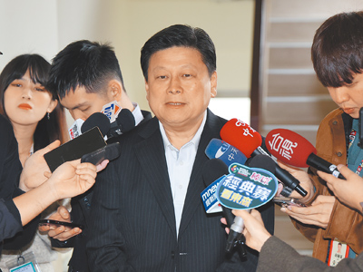 國民黨立院黨團總召傅崐萁5日表示,綠營針對廢止《選罷法》、《憲法訴訟法》修法提出4個公投案,預計8月23日公投,國民黨將勇敢應戰。(姚志平攝) image